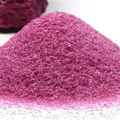 Wodurch wird die Farbe von rosa Schmelzaluminiumoxid verursacht?